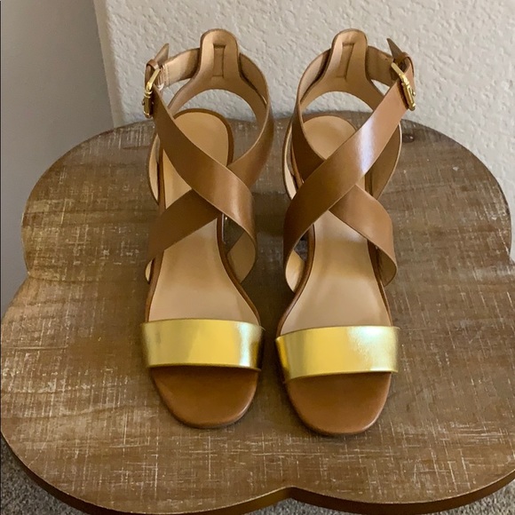 EUC Tommy Hilfiger Wood style Sandals - Picture 2 of 7